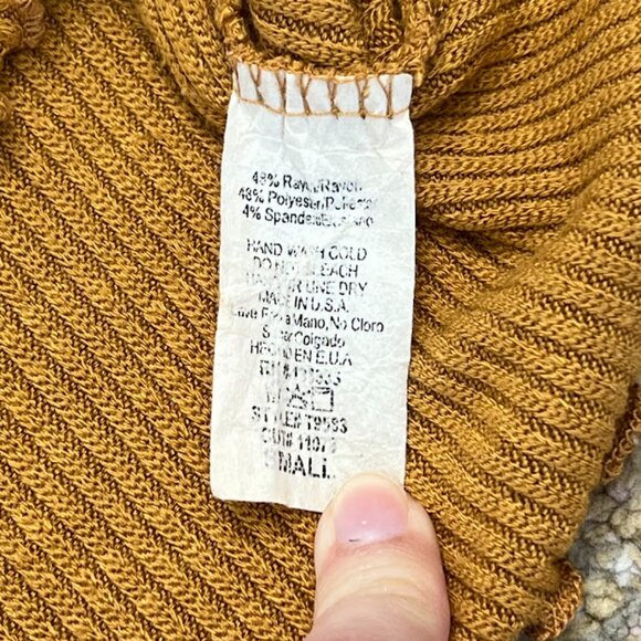 Better Be Mock Neck Ribbed Crop Top Size S - Picture 3 of 7